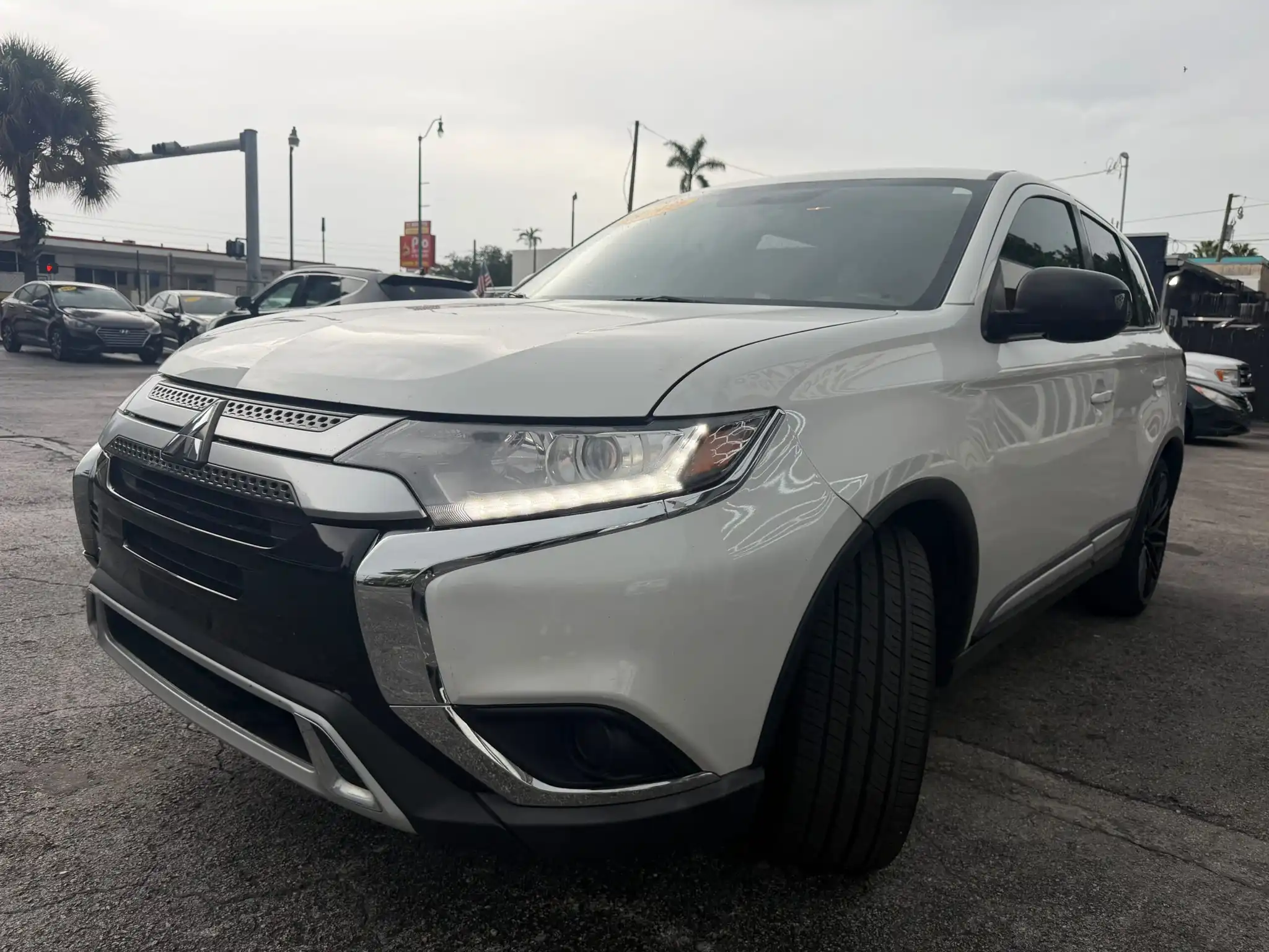 2019 Mitsubishi Outlander ES FWD's photo