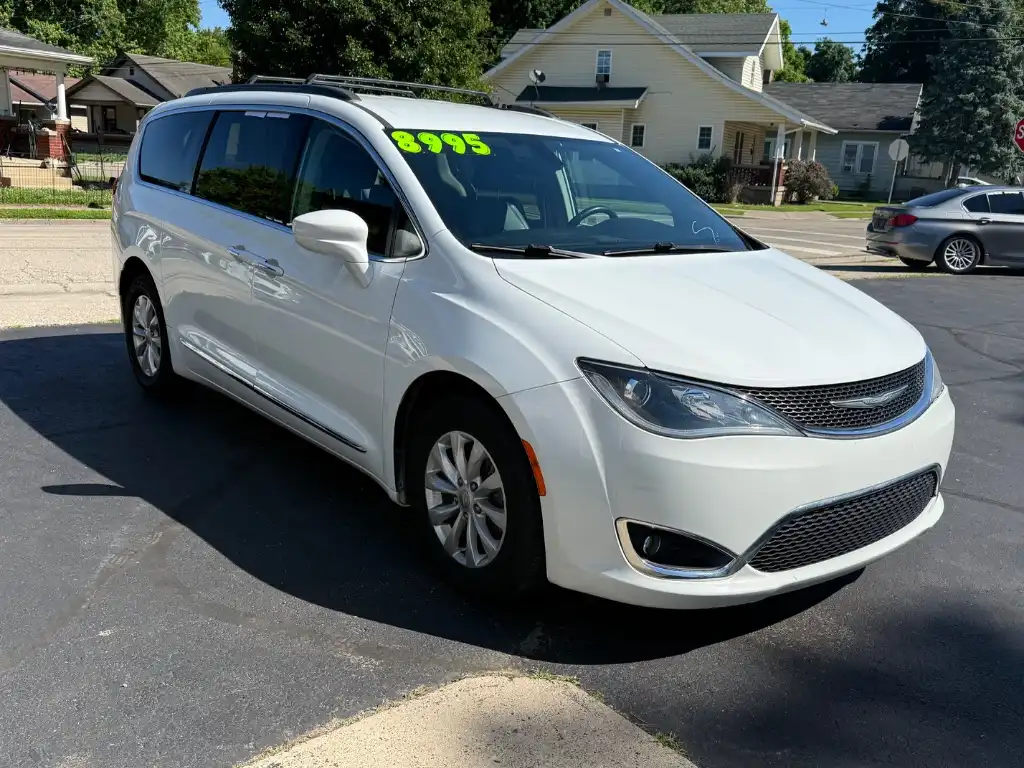 2017 Chrysler Pacifica Touring-L's photo