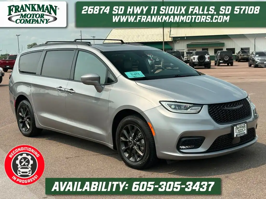 2021 Chrysler Pacifica Limited's photo