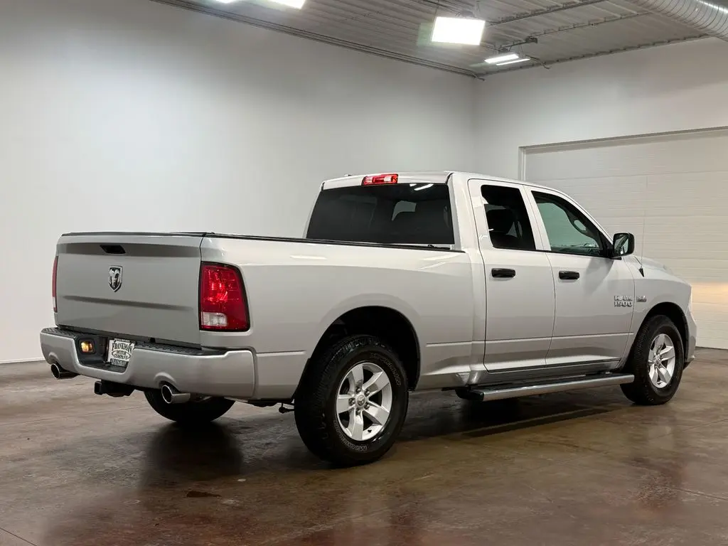 2017 RAM 1500 Express Quad Cab 6'4 photo 4