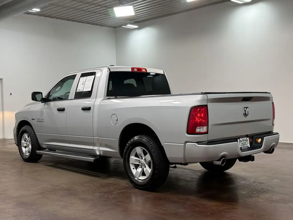2017 RAM 1500 Express Quad Cab 6'4 photo 5
