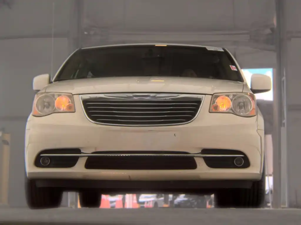 2013 Chrysler Town & Country Touring's photo