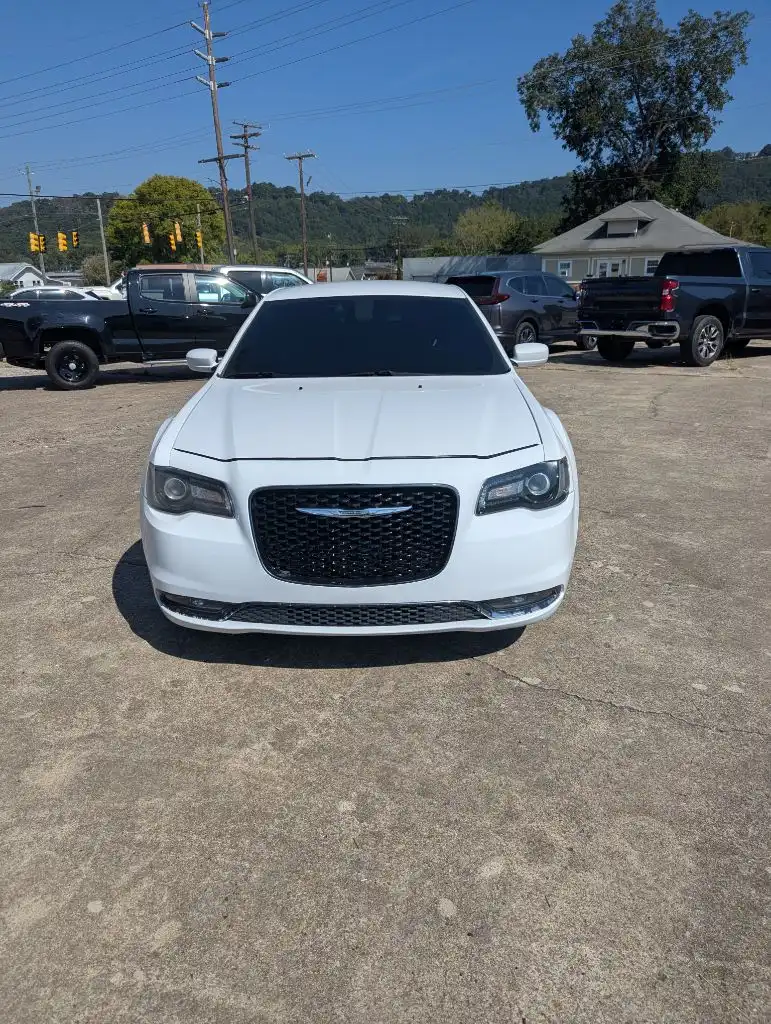 2018 Chrysler 300 S's photo