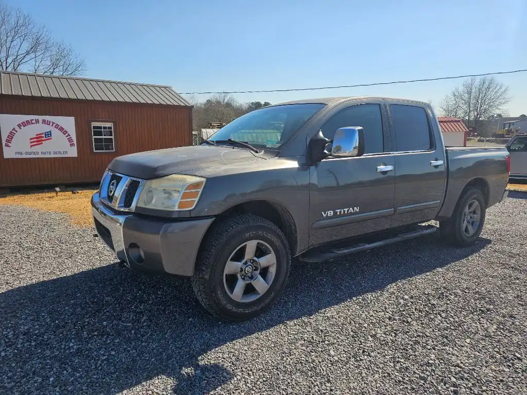 2005 Nissan Titan SE 2WD Crew Cab's photo