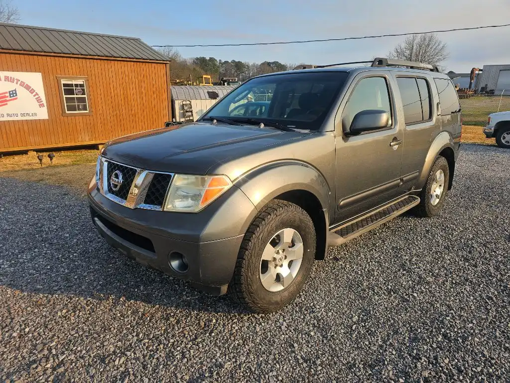 2007 Nissan Pathfinder SE's photo