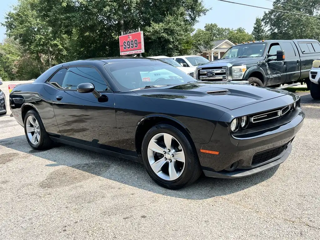 2015 Dodge Challenger SXT's photo