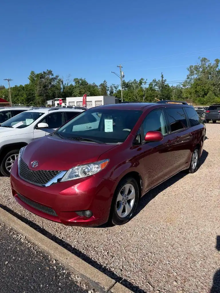 2011 Toyota Sienna LE V6 8-Passenger's photo