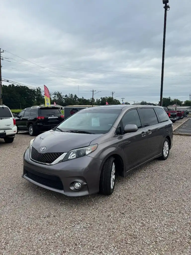 2012 Toyota Sienna SE V6 8-Passenger's photo