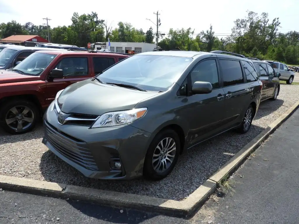 2018 Toyota Sienna XLE V6 8-Passenger's photo