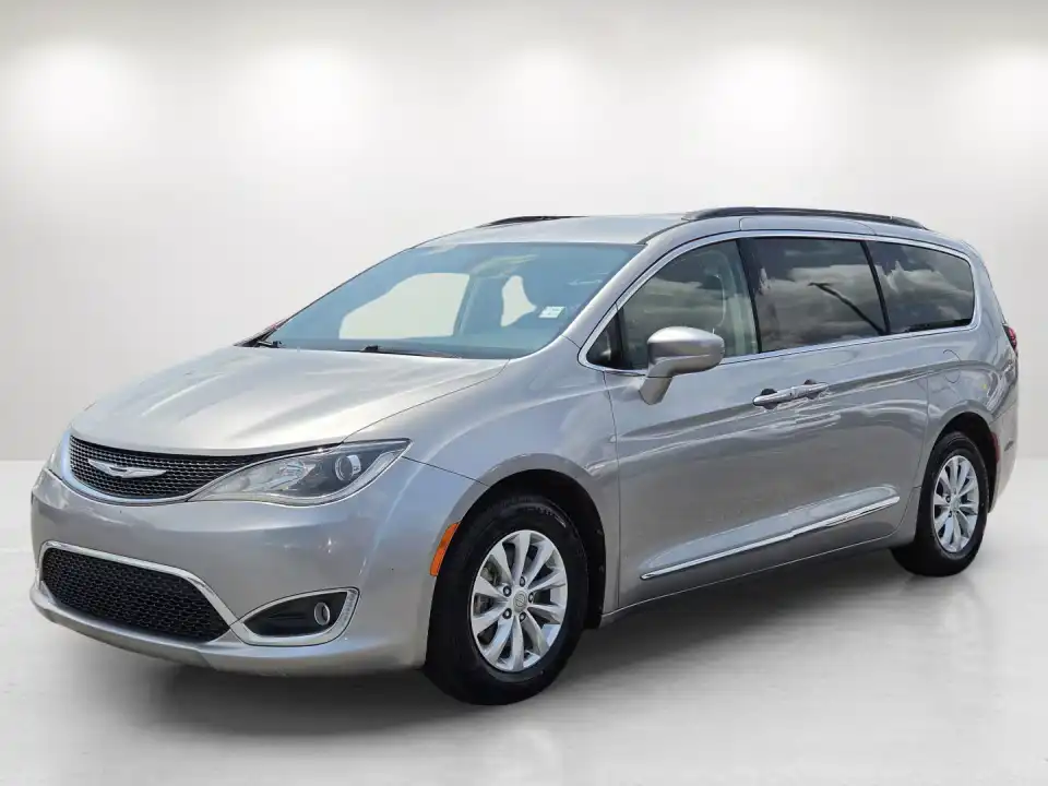 2017 Chrysler Pacifica Touring-L's photo