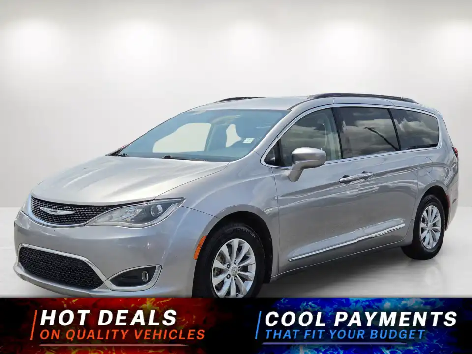 2017 Chrysler Pacifica Touring-L's photo