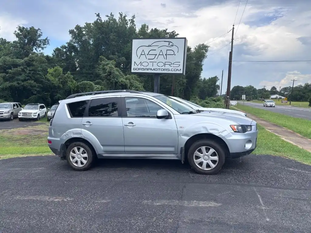 2013 Mitsubishi Outlander ES 2WD's photo