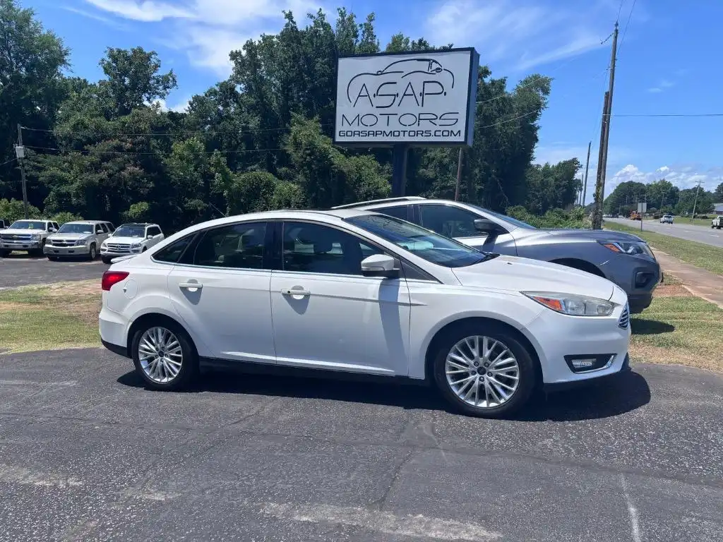 2017 Ford Focus Sedan Titanium's photo
