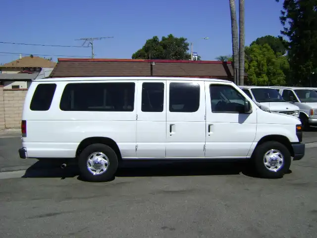 2008 Ford E-Series XLT E-350 Super Duty Extended's photo