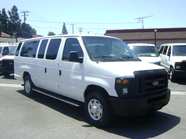 2009 Ford E-Series E-350 XL Super Duty Extended photo 3
