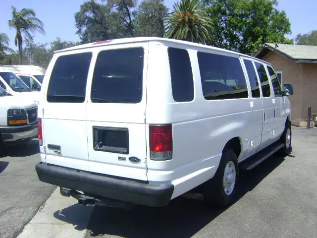 2009 Ford E-Series E-350 XL Super Duty Extended photo 4