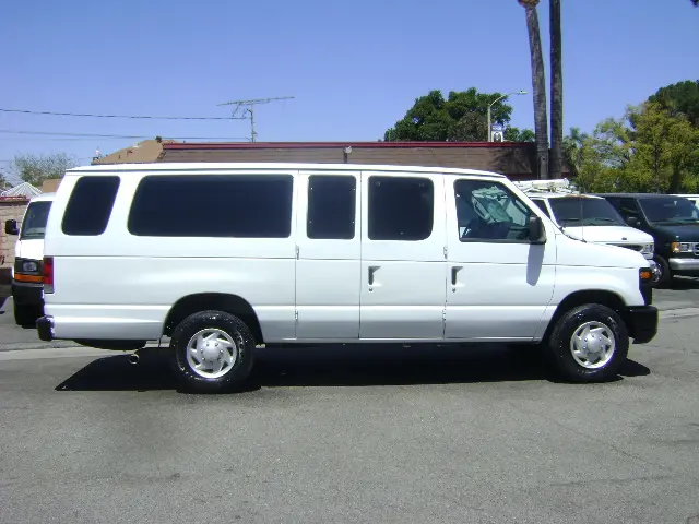 2009 Ford E-Series E-350 XL Super Duty Extended photo 5