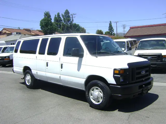 2009 Ford E-Series E-350 XL Super Duty Extended photo 3