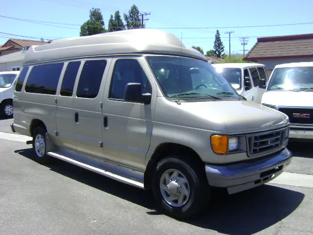 2007 Ford E-Series E-350 XLT Super Duty Extended photo 3