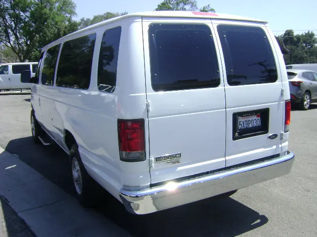 2007 Ford E-Series E-350 XLT Super Duty Extended photo 3