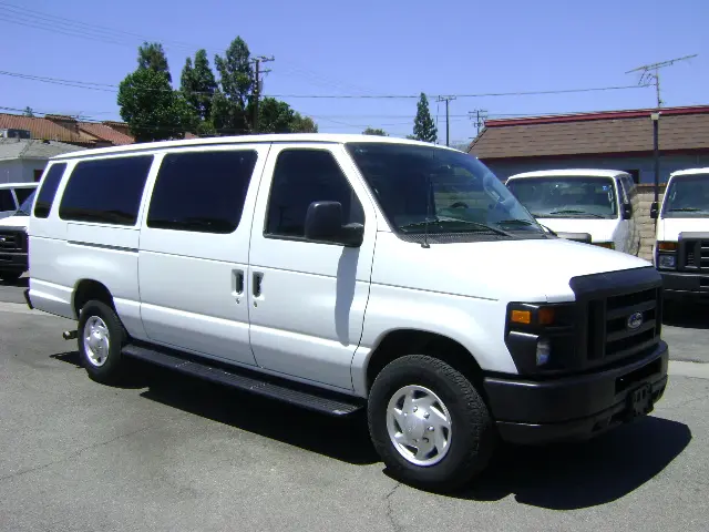 2013 Ford E-Series E-350 XL Super Duty Extended photo 3