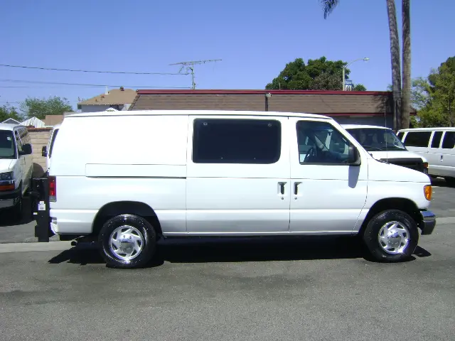 2005 Ford E-Series E-250 Van photo 5
