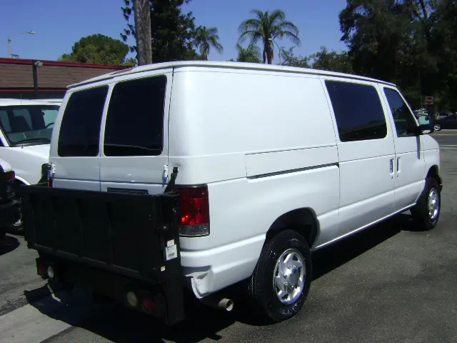 2005 Ford E-Series E-250 Van photo 4