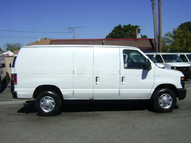 2010 Ford E-Series E-250 Van photo 5