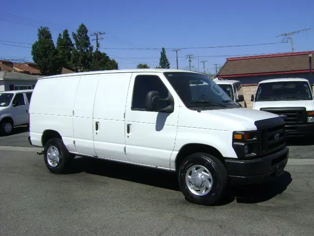 2010 Ford E-Series E-250 Van photo 3