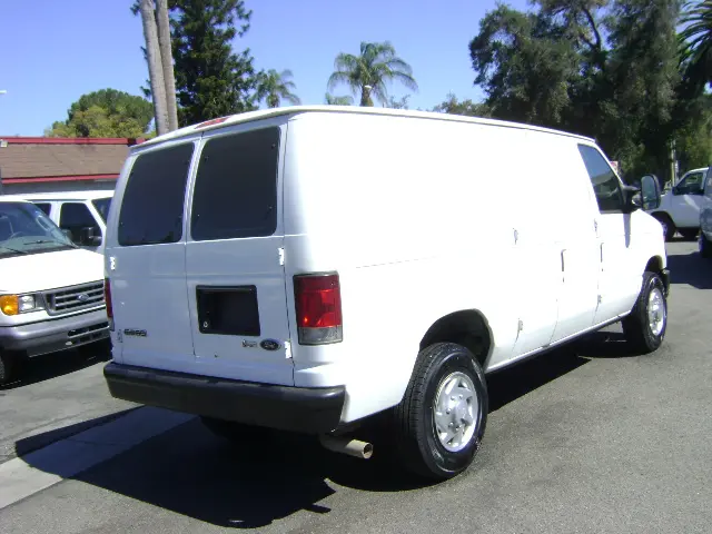 2010 Ford E-Series E-250 Van photo 4