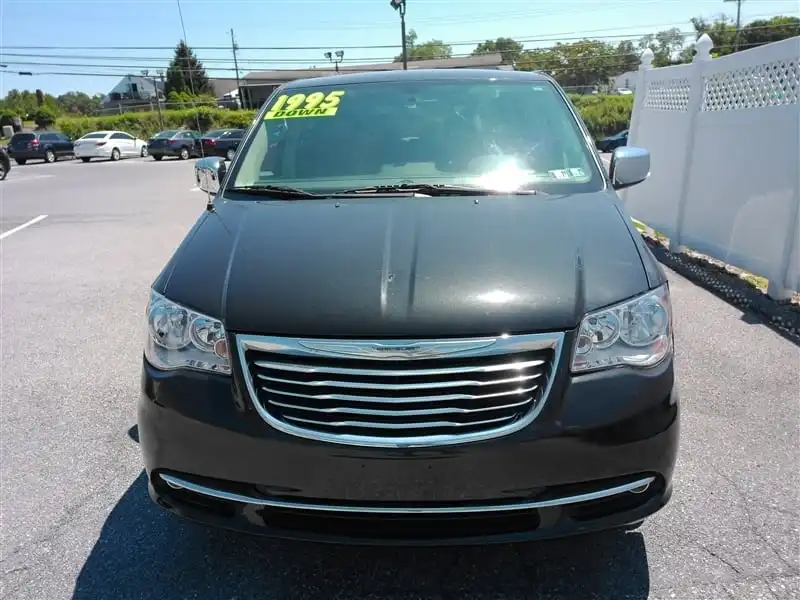 2014 Chrysler Town & Country Touring-L's photo