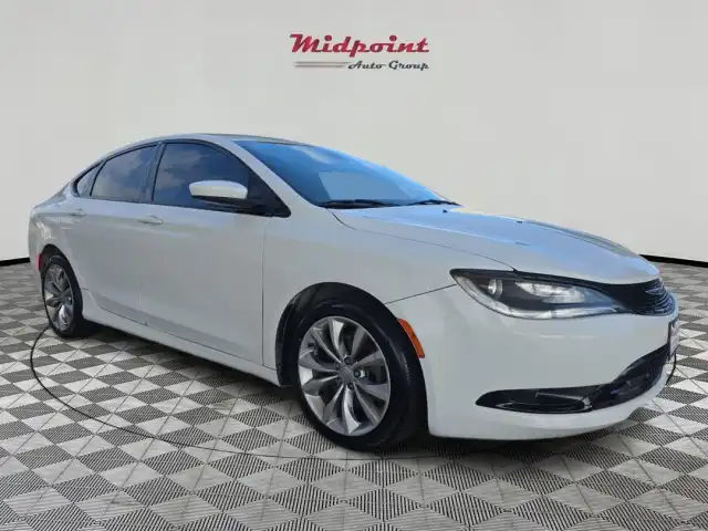 2016 Chrysler 200 S's photo
