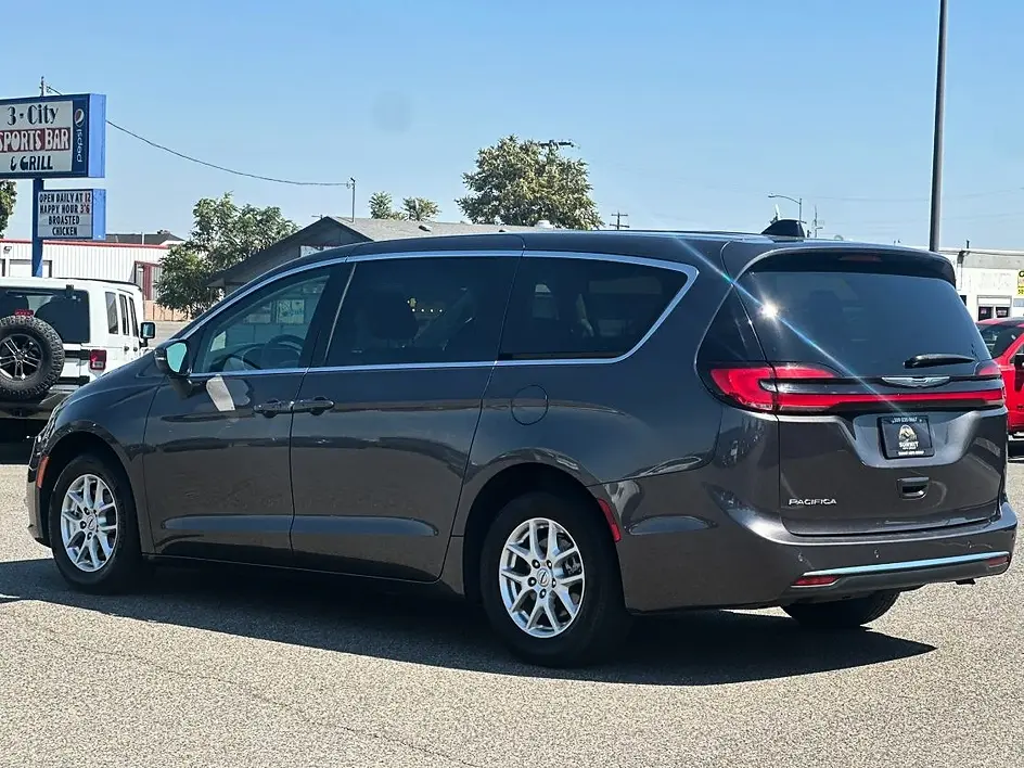 2023 Chrysler Pacifica Touring L photo 5