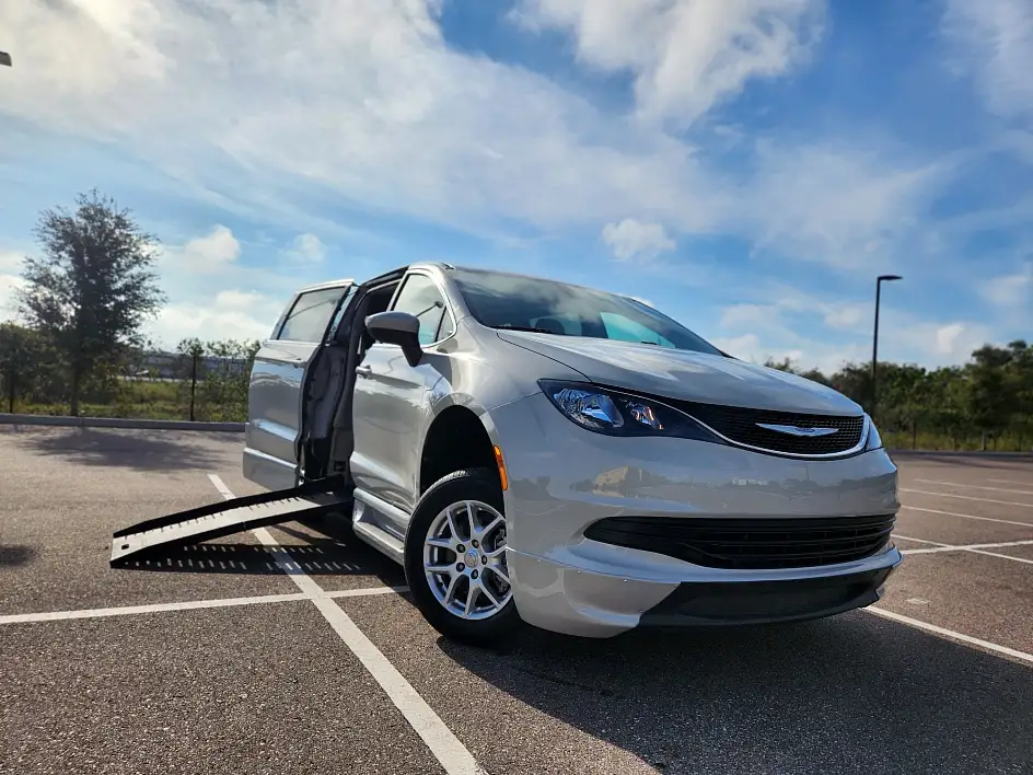 2017 Chrysler Pacifica Touring photo 1