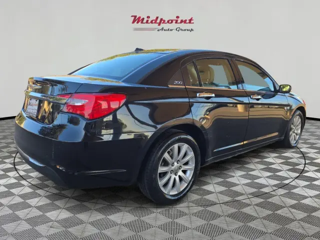2012 Chrysler 200 Touring photo 3