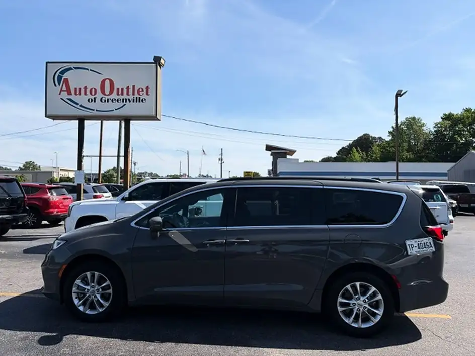2022 Chrysler Pacifica Touring's photo