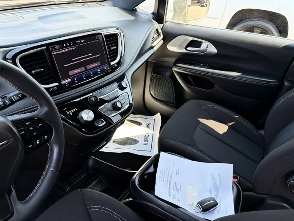 2022 Chrysler Pacifica Touring photo 3
