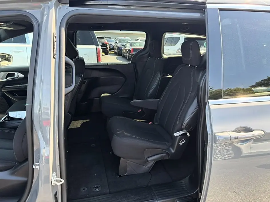 2022 Chrysler Pacifica Touring photo 5