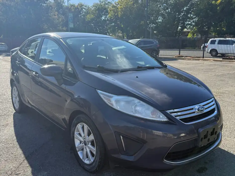 2012 Ford Fiesta SE Sedan's photo