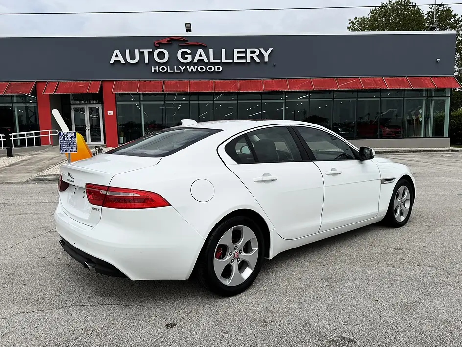 2017 Jaguar XE 25t photo 3
