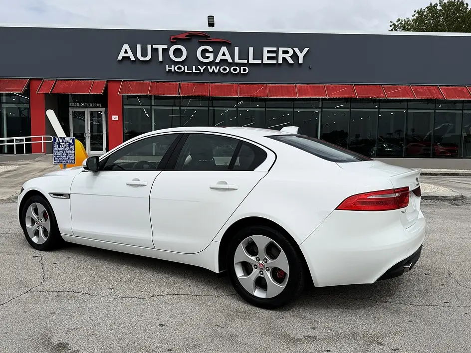 2017 Jaguar XE 25t photo 4