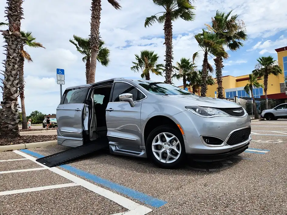 2018 Chrysler Pacifica Limited's photo