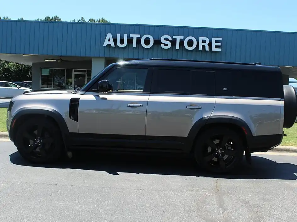 2023 Land Rover Defender X-Dynamic SE's photo