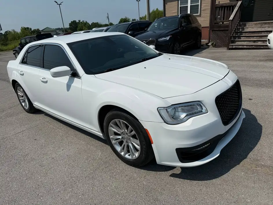 2020 Chrysler 300 Touring's photo
