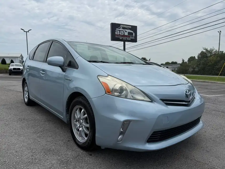 2013 Toyota Prius v Five's photo