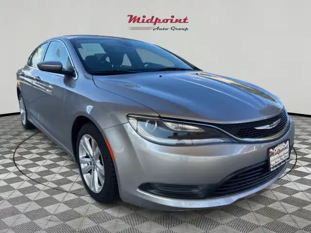 2016 Chrysler 200 Touring's photo