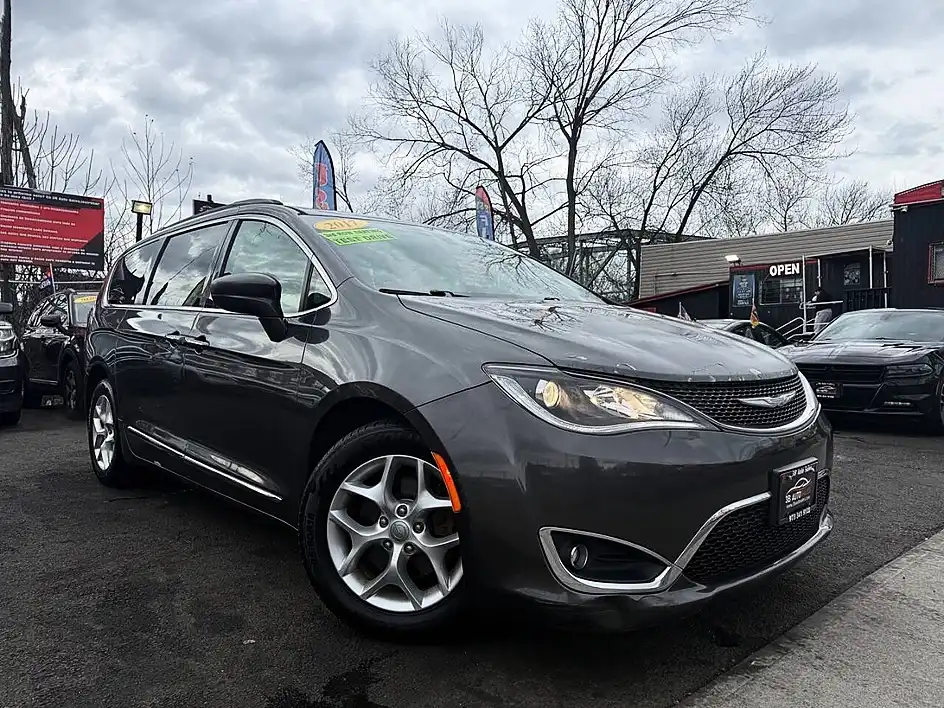 2017 Chrysler Pacifica Touring-L's photo