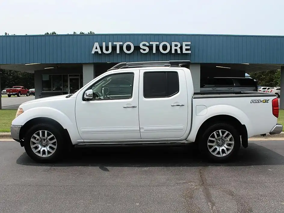 2011 Nissan Frontier 4.0 SL Crew Cab 4WD Auto SWB's photo