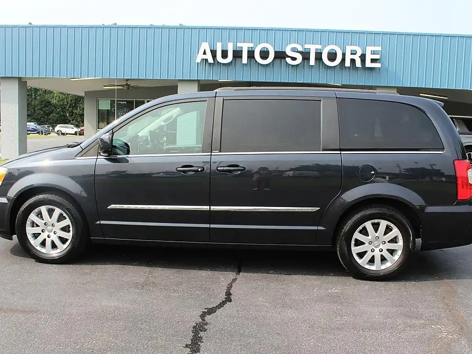 2013 Chrysler Town & Country Touring's photo