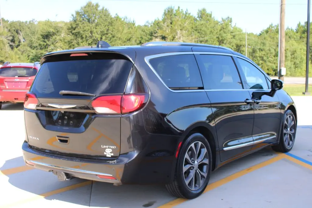 2017 Chrysler Pacifica Limited photo 3